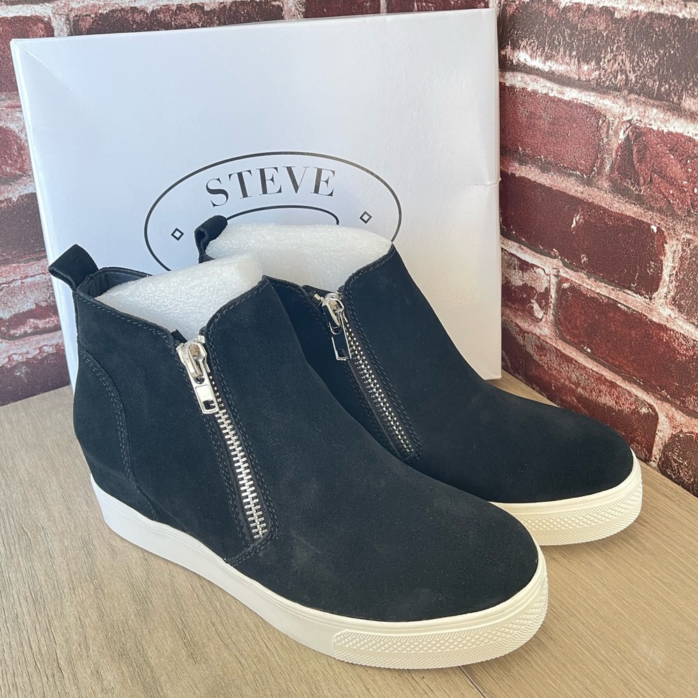 NIB Black Steve Madden Wedge Zip Sneaker, Faux Suede